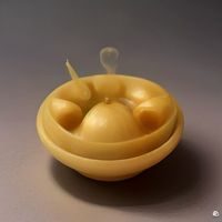 数据编辑阿杰,年轻男性,穿着格子衬衫,背后有双显示器工作台